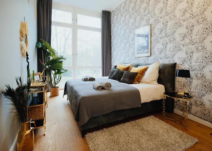 Zentrale, Moderne Mit Balkon Oder Dachterrasse *